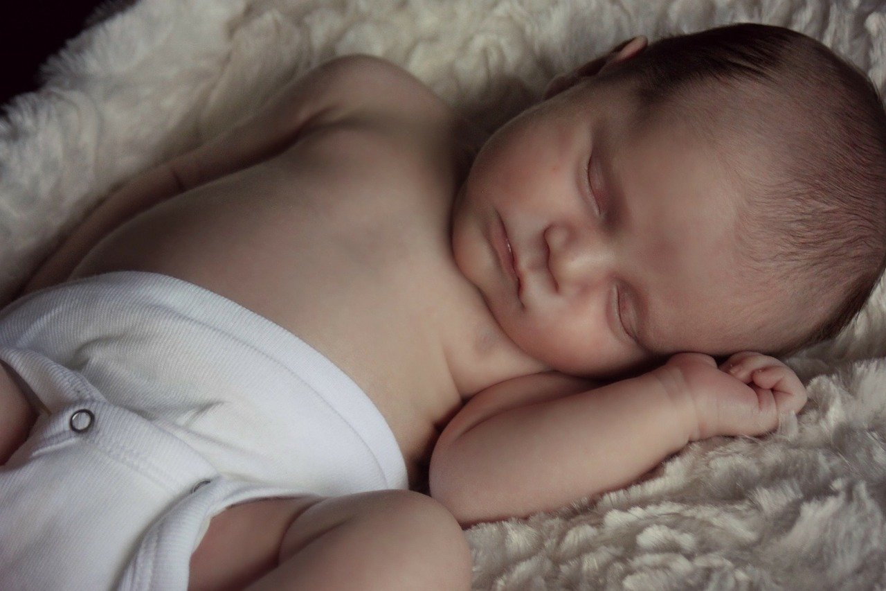 Częste dolegliwości noworodka – jak sobie z nimi radzić?