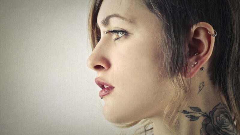 Przekłuwanie uszu u dzieci – zalecenia pediatrów i najczęstsze pytania