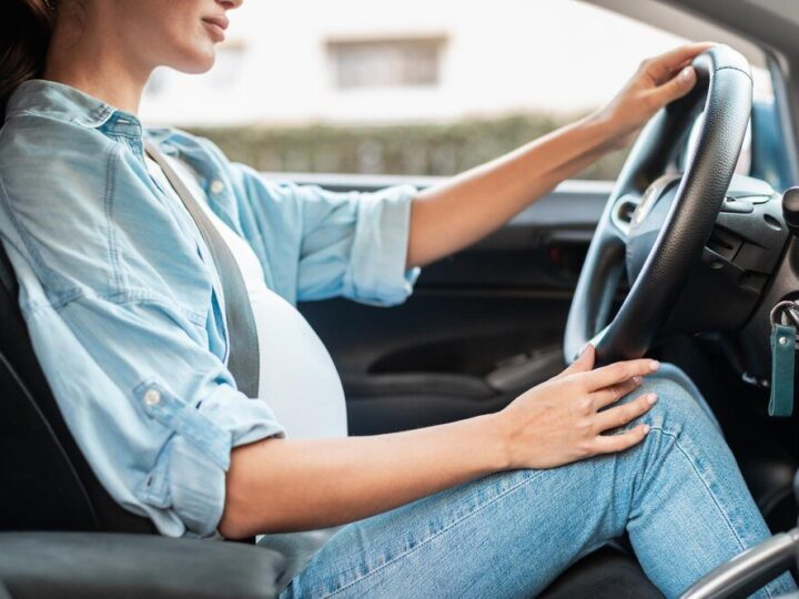 Bezpieczna podróż samochodem w ciąży: jak wybrać odpowiedni adapter do pasów