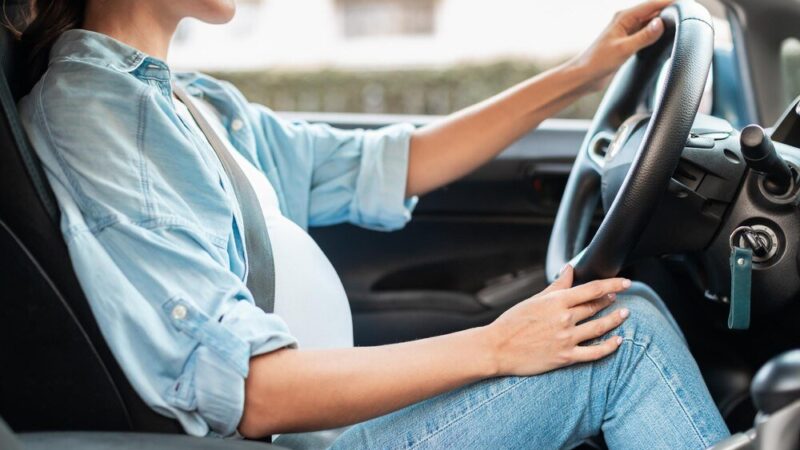 Bezpieczna podróż samochodem w ciąży: jak wybrać odpowiedni adapter do pasów