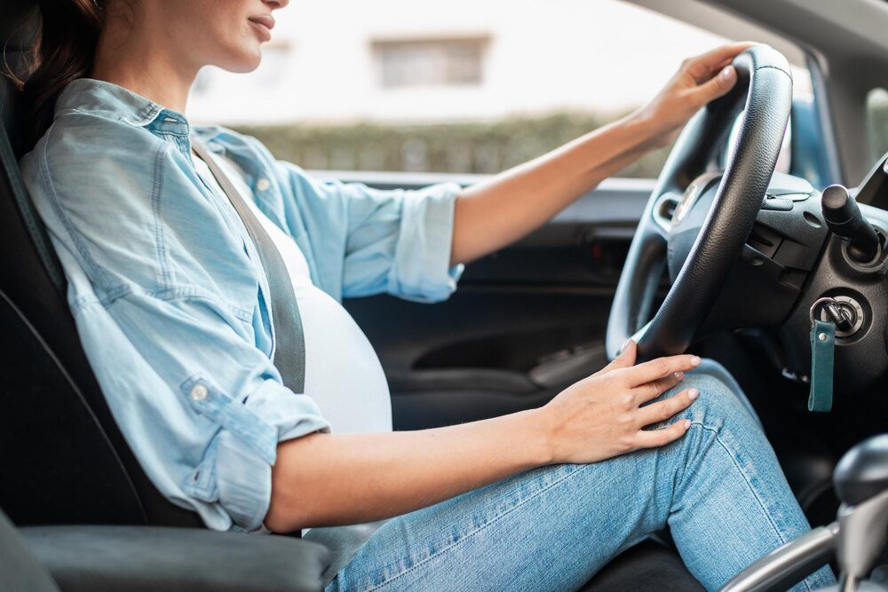 Bezpieczna podróż samochodem w ciąży: jak wybrać odpowiedni adapter do pasów