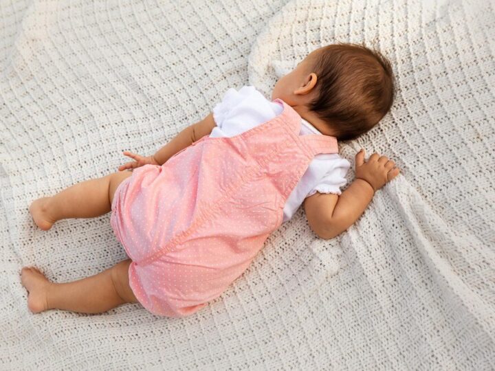 Czy niemowlę może spać na brzuchu – zasady bezpiecznego snu