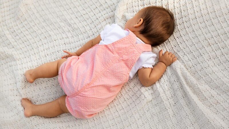 Czy niemowlę może spać na brzuchu – zasady bezpiecznego snu