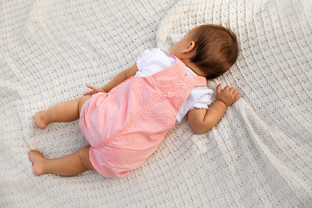 Czy niemowlę może spać na brzuchu – zasady bezpiecznego snu
