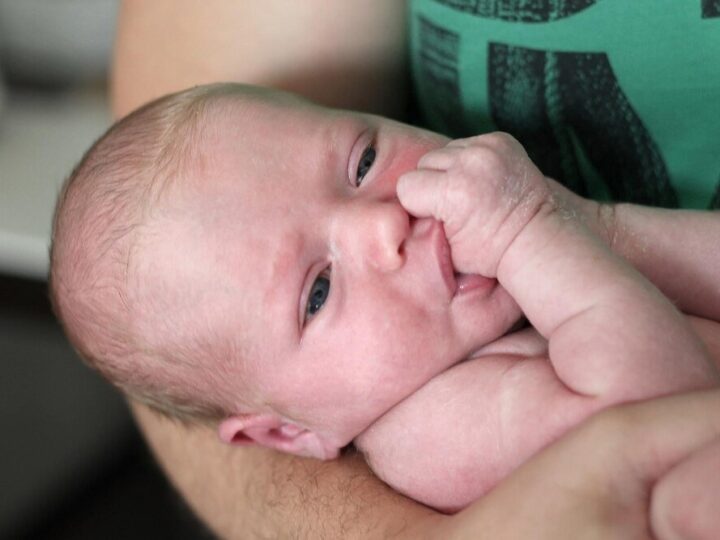 Czy noworodek może pić wodę – zasady bezpiecznego nawadniania