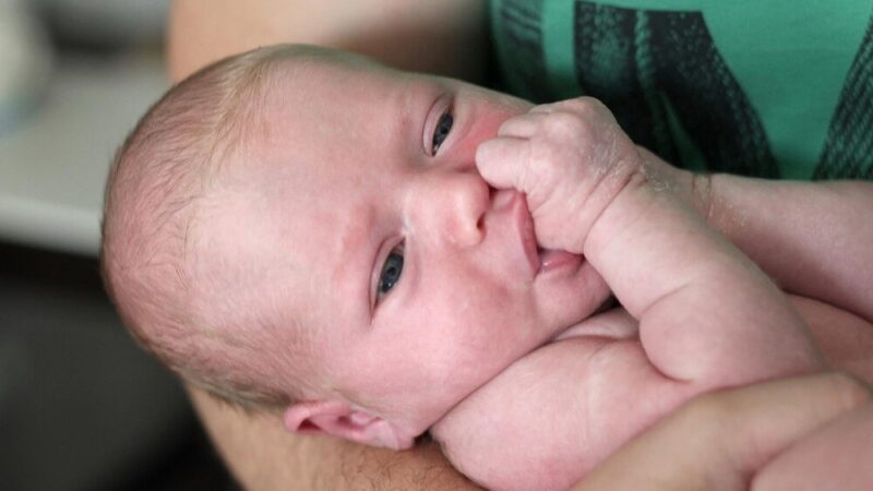 Czy noworodek może pić wodę – zasady bezpiecznego nawadniania