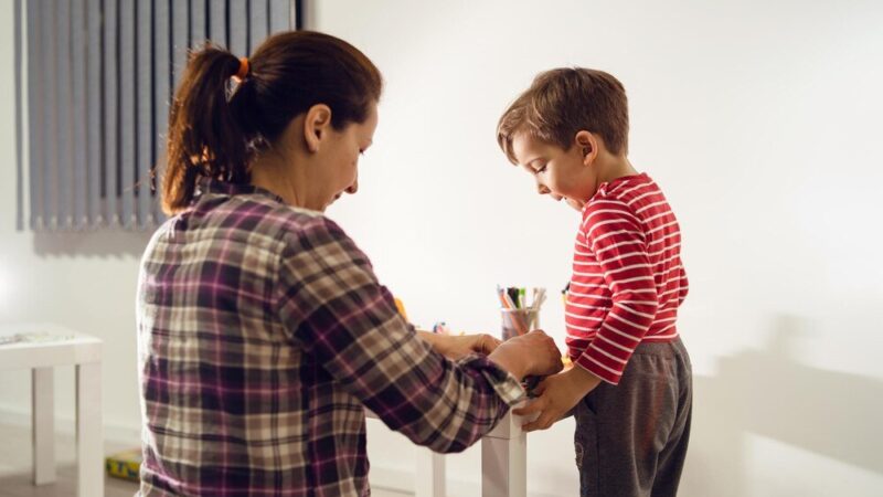 Czy osoba samotna może adoptować dziecko – wymogi i procedura