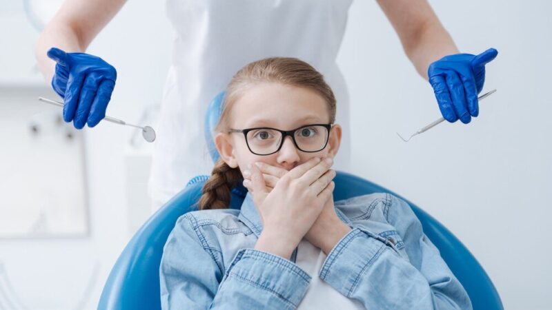 Czy wyrwanie mleczaka u dziecka boli – jak przygotować malucha?