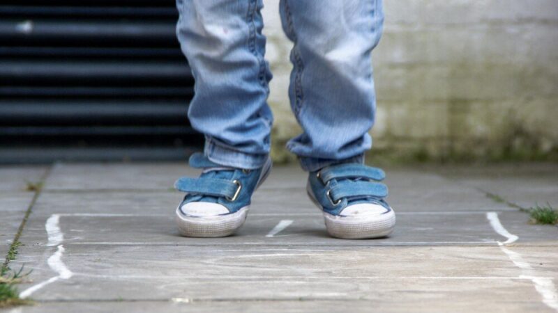 Dlaczego dziecko chodzi na palcach? Przyczyny i kiedy udać się do lekarza