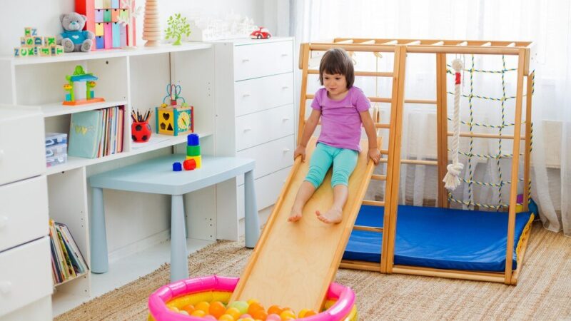 Domowy plac zabaw – jak go bezpiecznie zorganizować?