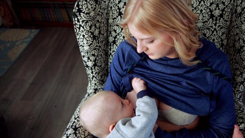 Jak przystawić dziecko do piersi – pozycje i najczęstsze błędy