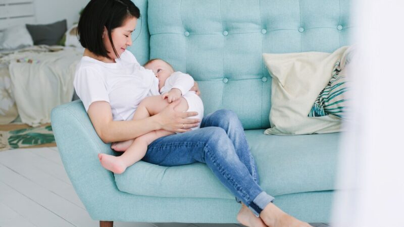 Jak wybrać idealny fotel do karmienia piersią