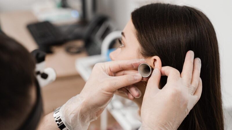 Jak zdjąć kolczyki lecznicze u dzieci – porady krok po kroku