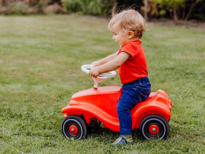 Jaki jeździk dla rocznego dziecka? Poradnik dla rodziców
