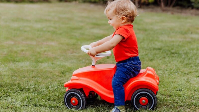 Jaki jeździk dla rocznego dziecka? Poradnik dla rodziców