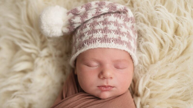 Jaki rozmiar czapki dla noworodka na zimę – poradnik dla rodziców
