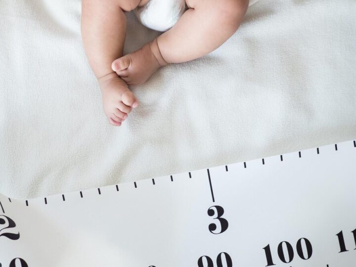 Kalendarz rozwoju niemowlaka: kamienie milowe, na które warto zwrócić uwagę