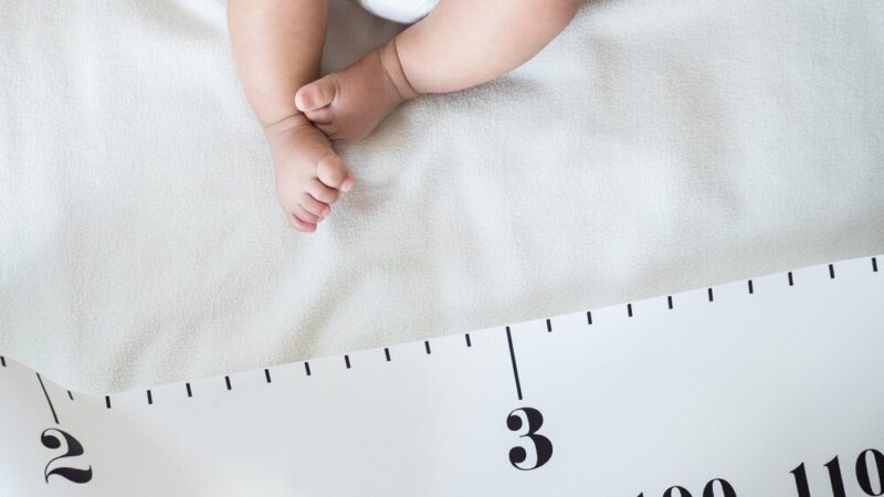 Kalendarz rozwoju niemowlaka: kamienie milowe, na które warto zwrócić uwagę