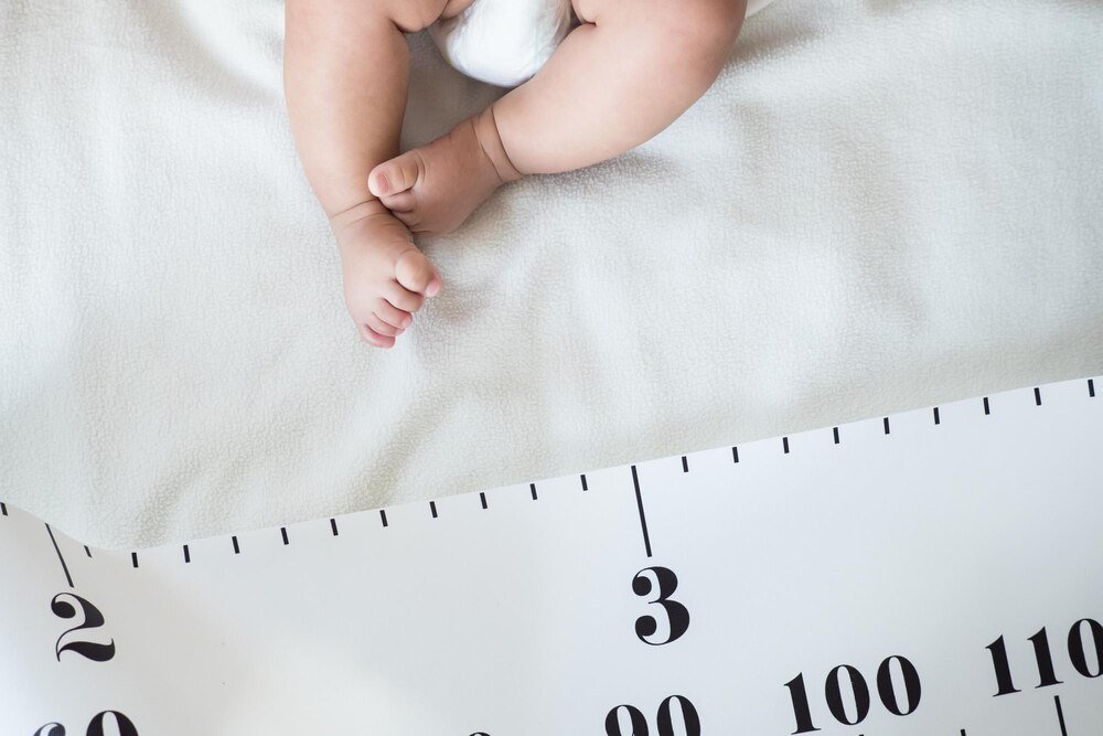 Kalendarz rozwoju niemowlaka: kamienie milowe, na które warto zwrócić uwagę