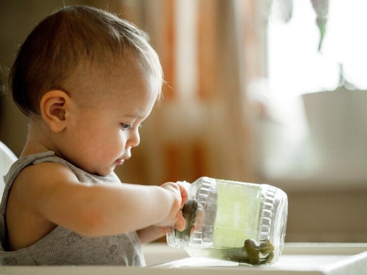 Mleko roślinne dla niemowlaka: czy warto wprowadzać do diety?