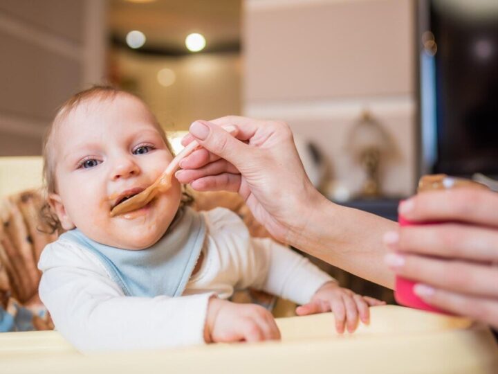 Pierwsze przekąski dla niemowlaka: kiedy wprowadzać chrupki kukurydziane i wafle ryżowe?