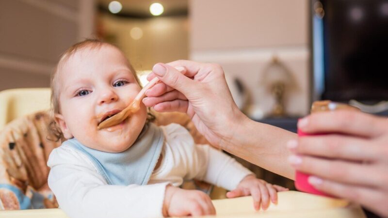 Pierwsze przekąski dla niemowlaka: kiedy wprowadzać chrupki kukurydziane i wafle ryżowe?
