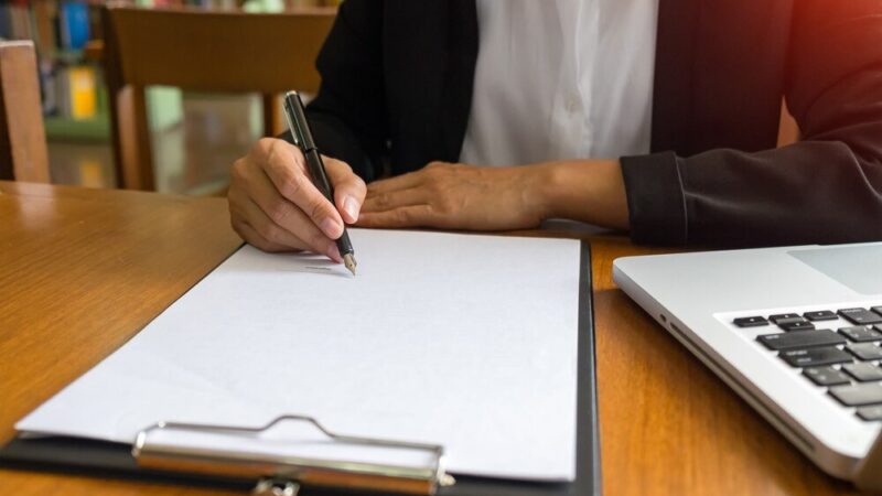 Pozew o alimenty po ukończeniu 18 lat – jak go napisać?