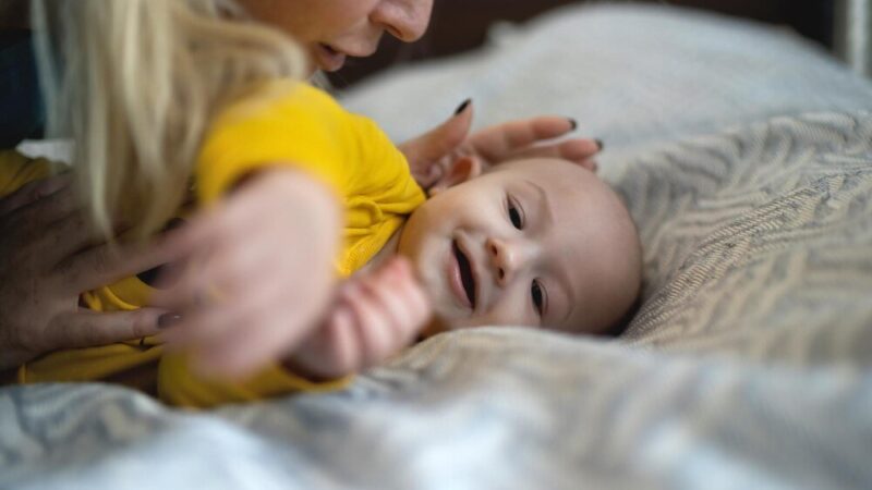 Regres snu u niemowląt: Jak sobie radzić i ile trwa?