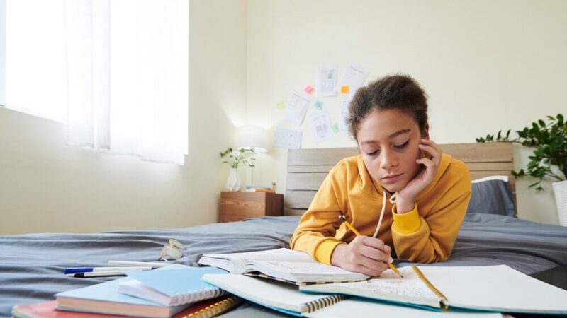 Skad czy zkad – jak to poprawnie zapisać?