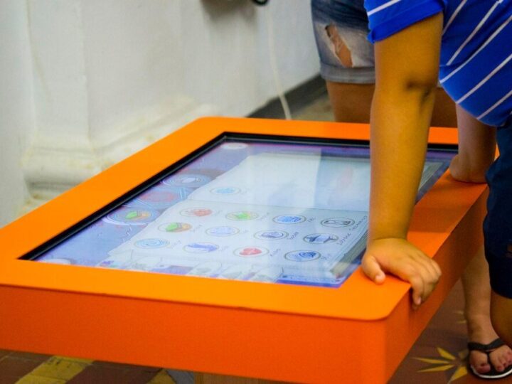 Stolik interaktywny dla dzieci – jak wspiera rozwój i zabawę malucha