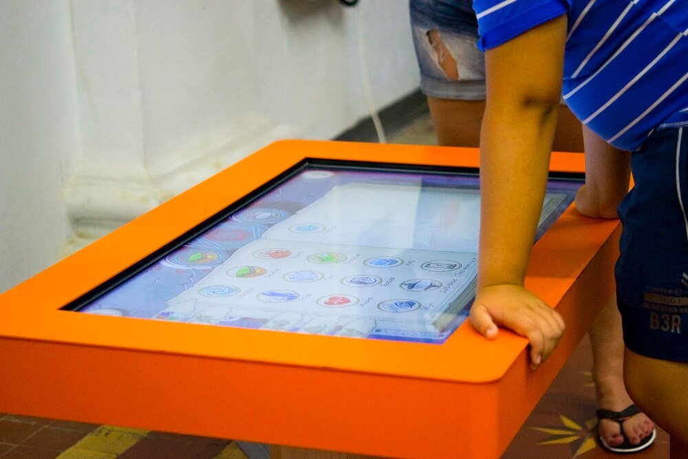 Stolik interaktywny dla dzieci – jak wspiera rozwój i zabawę malucha