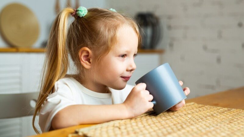 Wybór kubka do nauki picia dla dziecka – na co zwrócić uwagę?