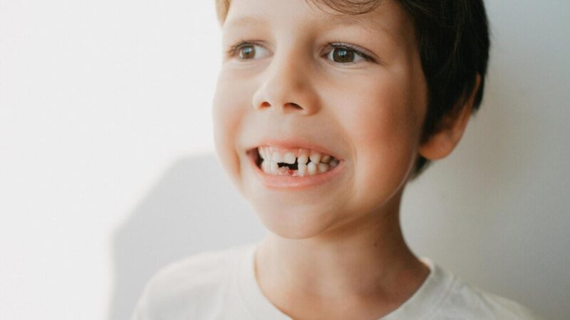 Wypadanie zębów mlecznych u 5 latka – czy to normalne?