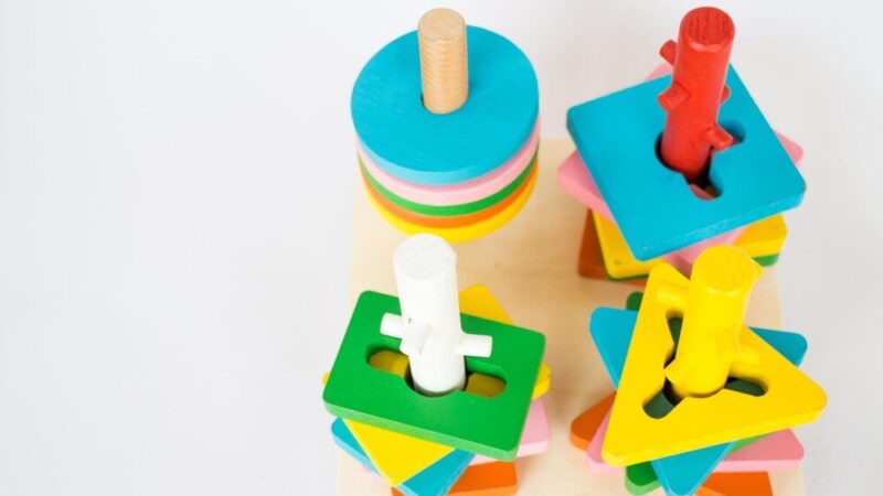 Zabawki edukacyjne dla 8 miesięcznego dziecka: co warto wybrać?