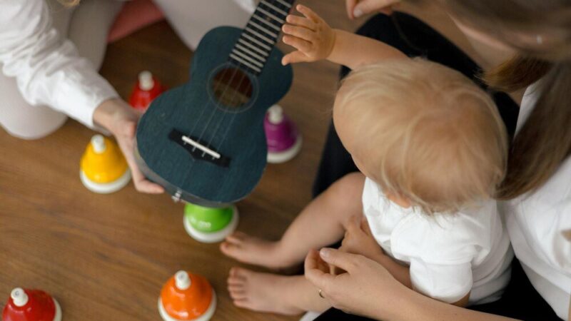 Zabawy muzyczne dla dzieci z pokazywaniem – pomysły na wspólną zabawę
