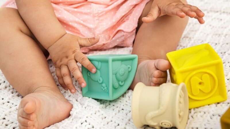 Zabawy sensoryczne dla 9-12 miesięcznego dziecka