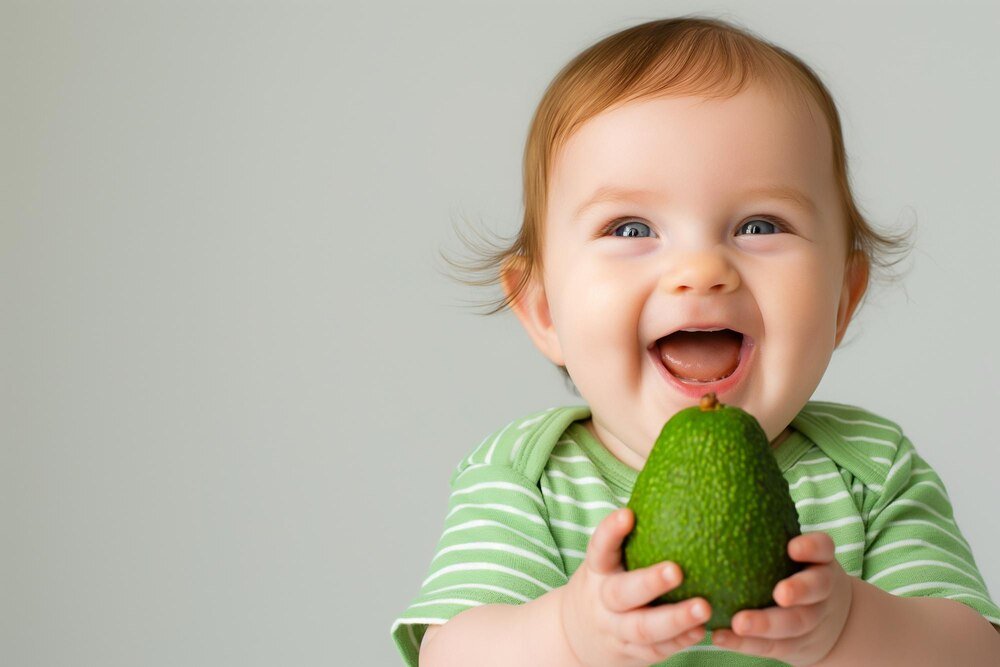 Awokado dla niemowlaka: kiedy wprowadzić do diety i jak podawać