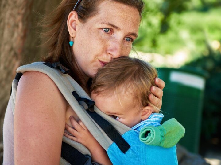 Chustonoszenie noworodka: korzyści i przeciwwskazania