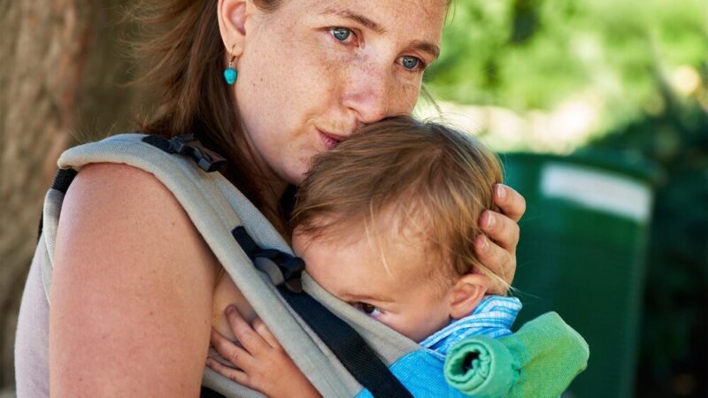 Chustonoszenie noworodka: korzyści i przeciwwskazania