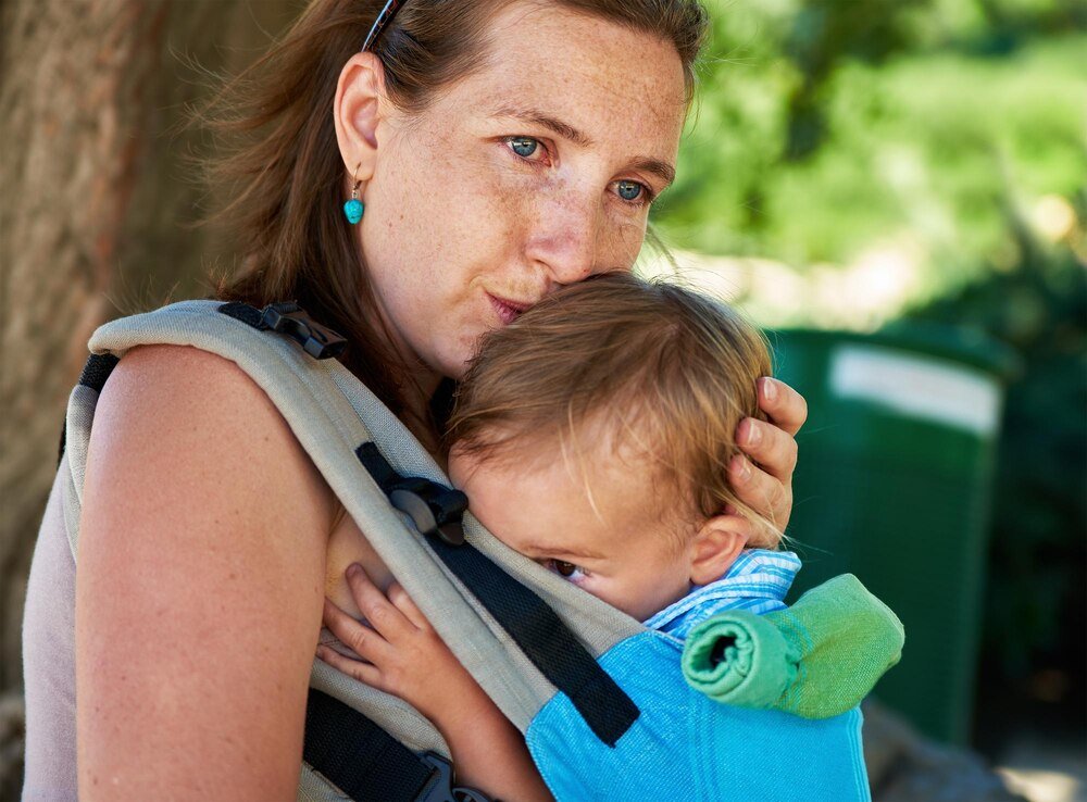 Chustonoszenie noworodka: korzyści i przeciwwskazania