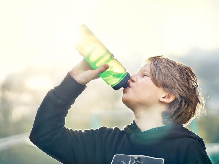 Czy dzieci mogą pić izotoniki – co na to pediatrzy?