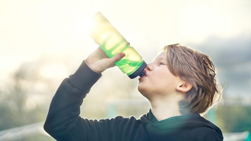 Czy dzieci mogą pić izotoniki – co na to pediatrzy?