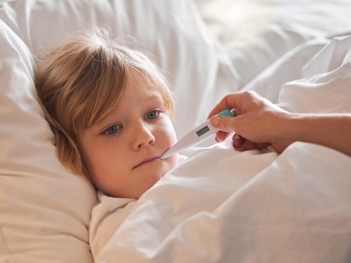 Czy dziecko z gorączką może wyjść na dwór?