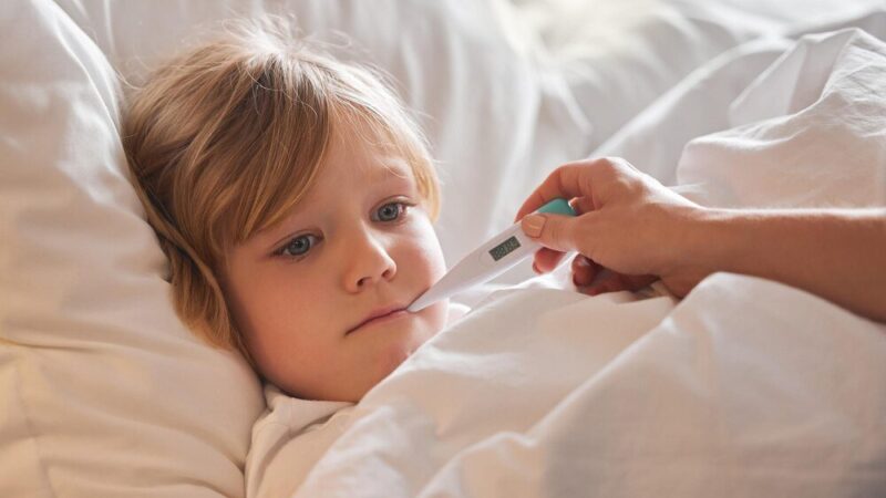 Czy dziecko z gorączką może wyjść na dwór?
