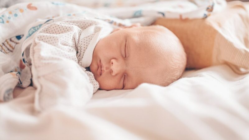 Czy noworodek ma sny – jak wygląda jego sen?