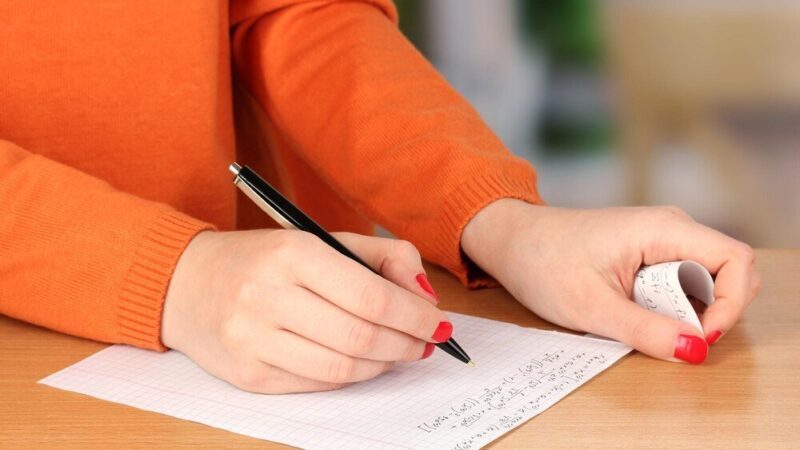 Jak napisać pozew o alimenty – wzór i praktyczne wskazówki