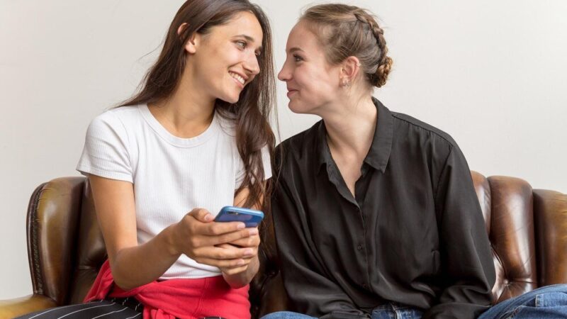 Jak rozmawiać z nastolatką – praktyczne wskazówki dla rodziców