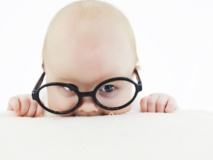 Kiedy dzieci zaczynają widzieć – jak rozwija się wzrok niemowlaka?