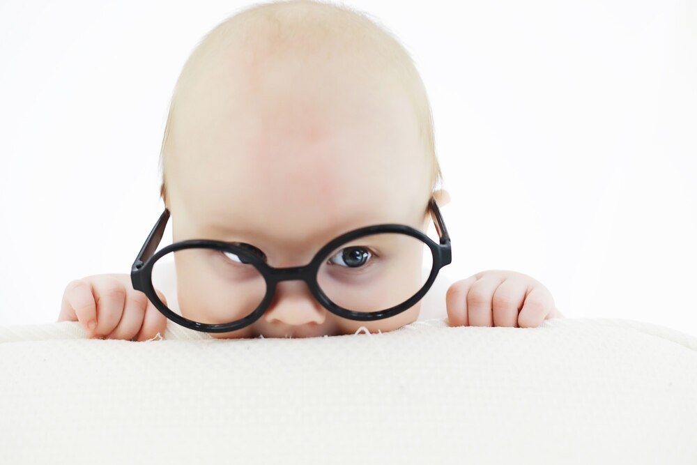 Kiedy dzieci zaczynają widzieć – jak rozwija się wzrok niemowlaka?