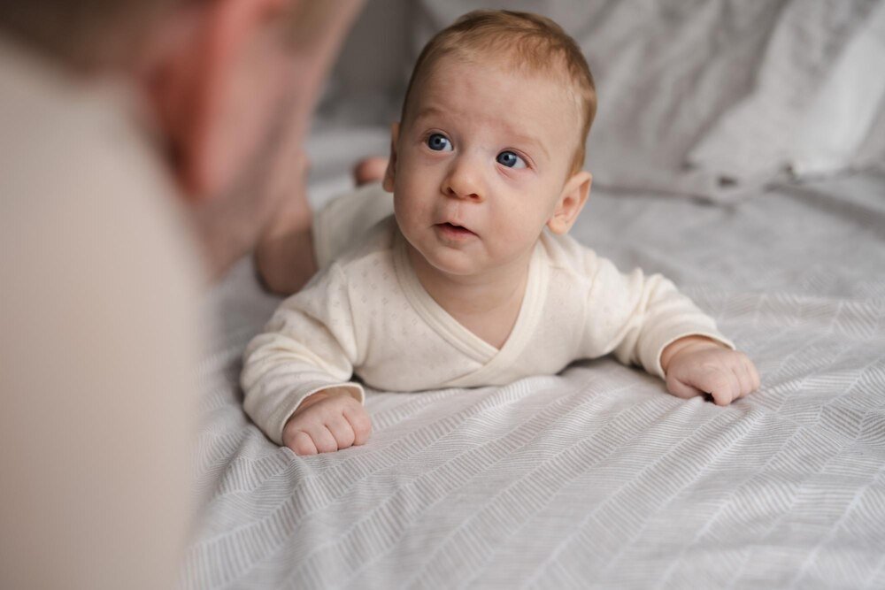 Kiedy dziecko obraca się na boki – co jest normą rozwojową?